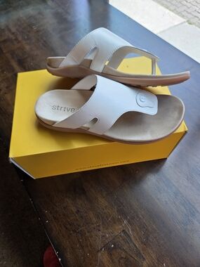 Strive Size 8 Women's White Leather Slide Sandals with Toe Loop NEW In Box